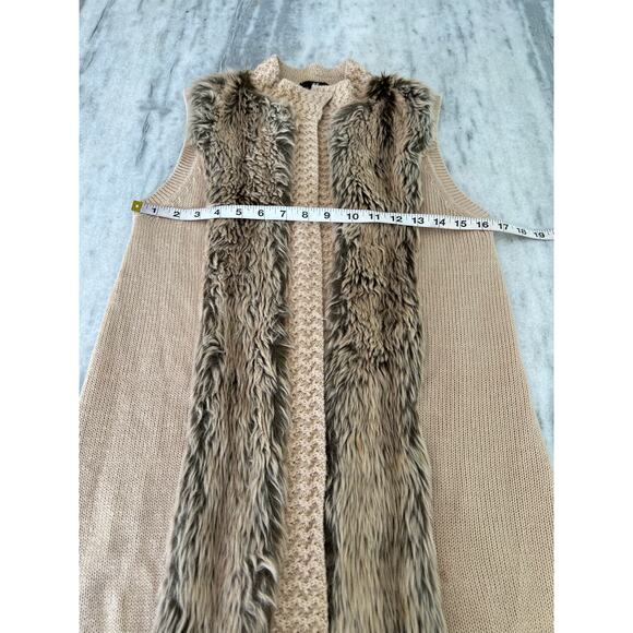 H&M Beige Knit Sweater Vest Faux Fur Trim Open Front Size XS Missing Belt - Picture 8 of 10